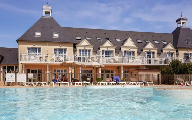 Holiday Home in Residence Le Green Beach, Port-en-besssin-huppain