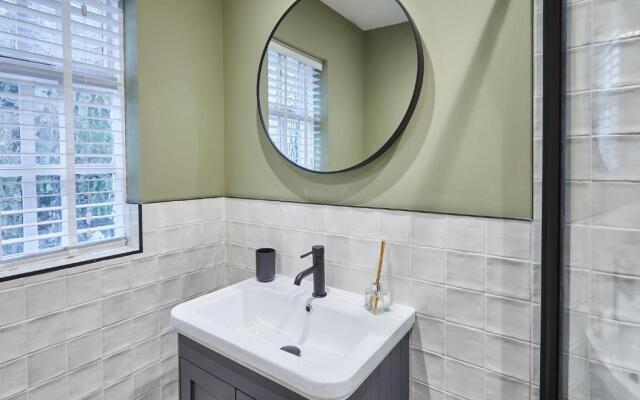 Host Stay Toffee Crackle House