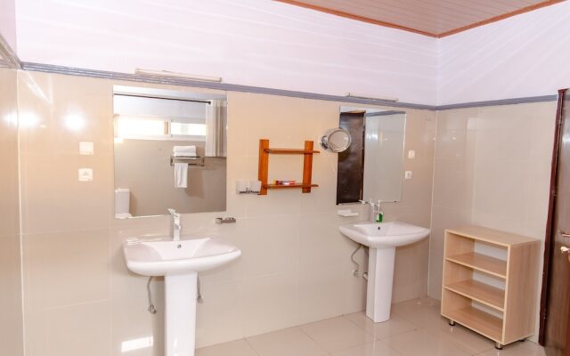 La Villa Cafe & Suites