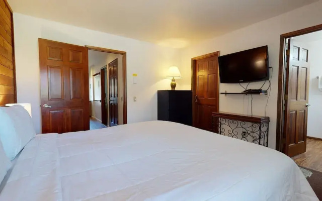 Snowflower 20 Pet-Friendly, Spacious Corner Unit With Great Complex Amenities by RedAwning