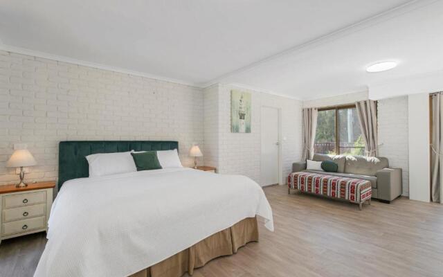 Punt House - riverfront home with ramp access