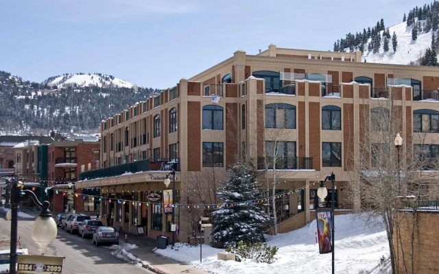 The Caledonian by All Seasons Resort Lodging