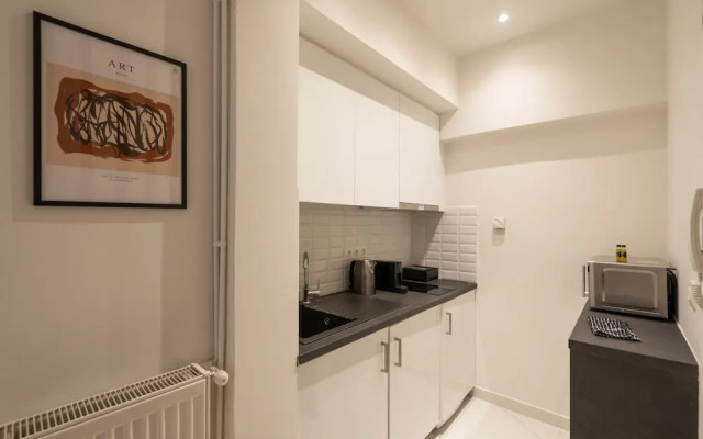 Kolonaki Chic Minimalist Studio-Athens
