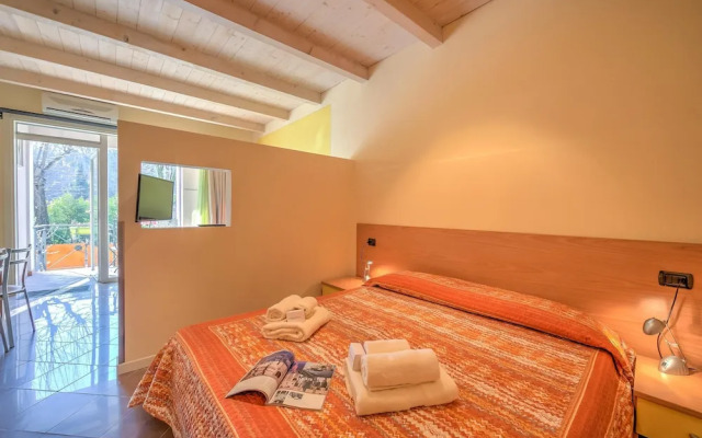 Yellow Apartment Desenzano With Smart TV