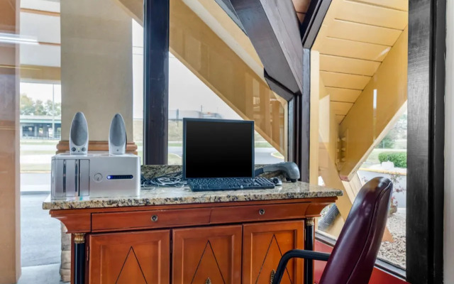 Perry Inn & Suites By Capital O National Fairground GA I 75