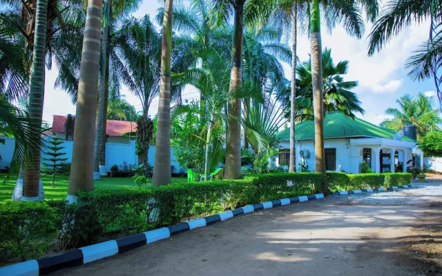 Dar es Salaam-sleeps8-parking-garden-pet Friendly