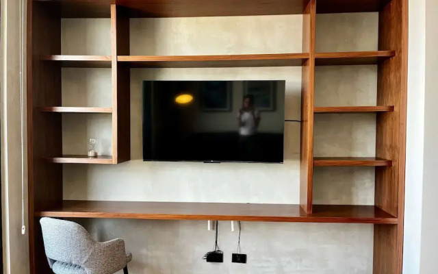 w Amazing 2BR With Elegant Balcony in Roma Nte