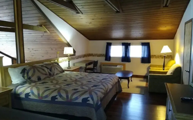 Shady Woods Retreat 3BR Chalet