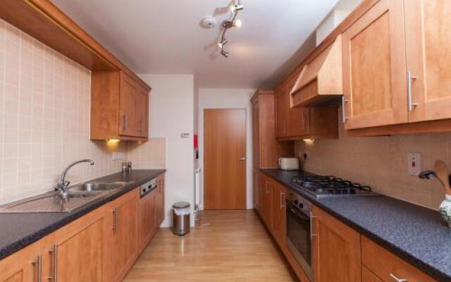 Spacious, Central Apartment. Free Parking