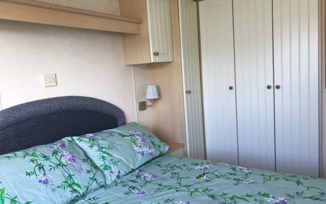 2 Bed-sleeps4-beachfront-free Parking