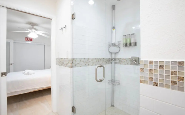 Stunning & Private 5 BDR Canal-front Home w/ Pool!
