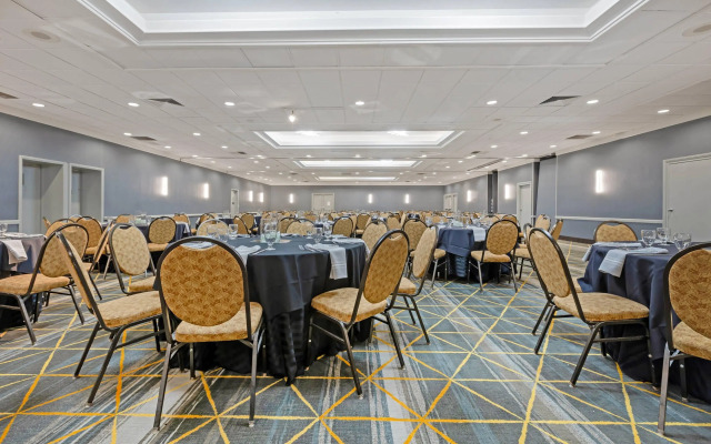 The Lux Hotel & Conference Center, an Ascend Collection Hotel