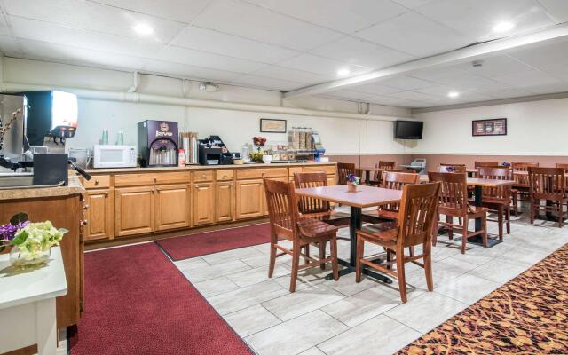 Econo Lodge Inn & Suites