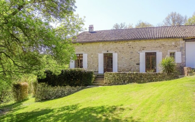 Warm Mansion with Swimming Pool in Sigoules France