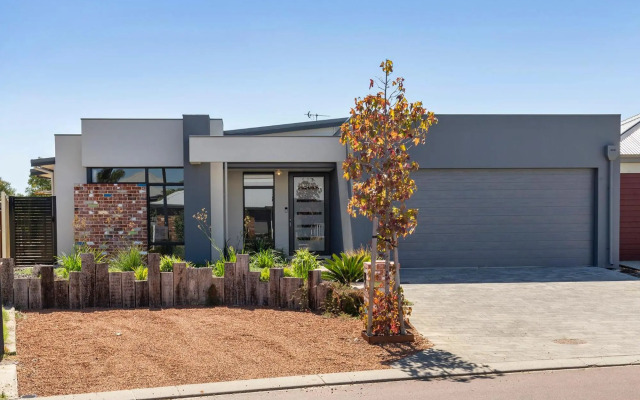 The Links - fairway views, walk to town, air-con