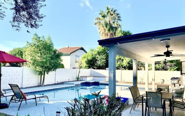 Beautiful 5-bdrm Vacation Home W/heated Pool !