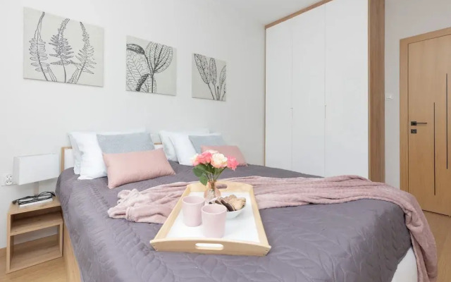 Warsaw Apartment With Parking by Renters