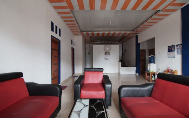 SPOT ON 93378 Lona Guest House SyariahNearScience Park Universitas Riau