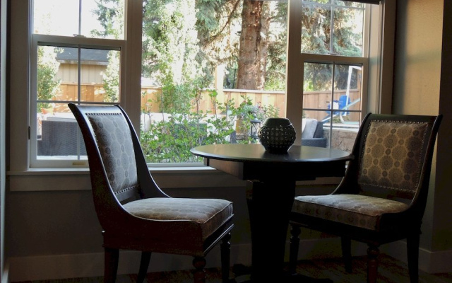 Huff House Inn and Cabins