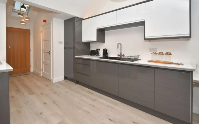 Antrobus Deluxe Apartments by YourStays