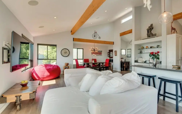 Malibu Retreat w/ Balcony & Mountain Views