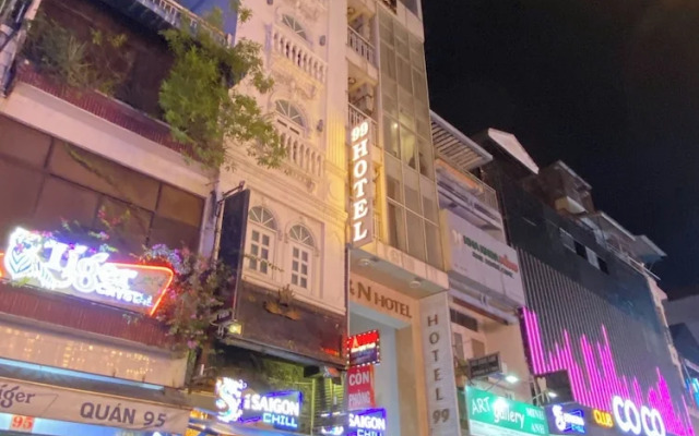 Crowne Meow Bui Vien Hotel 2