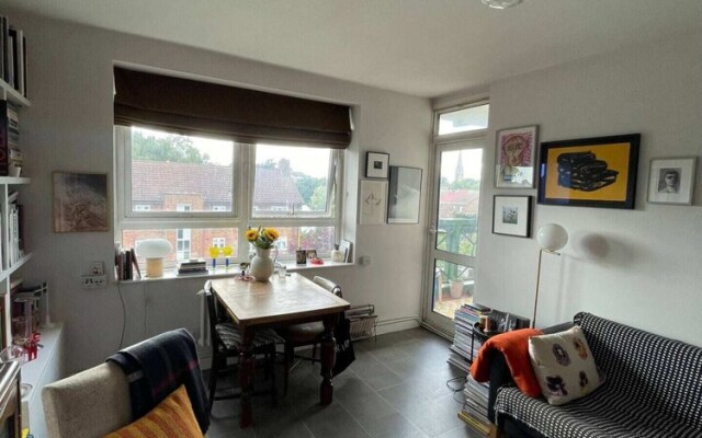 Contemporary 1BD Flat W/balcony - Stoke Newington!