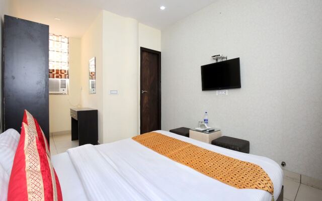 OYO 9323 Hotel Sidana Solitaires