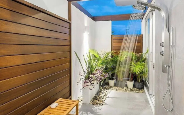 New Seaside Vacation Villa With Hotel Amenities v9