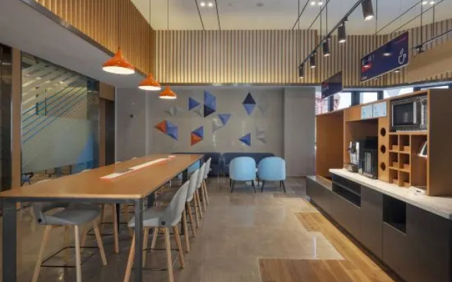 Holiday Inn Express (Pinghu Economic Development Zone)