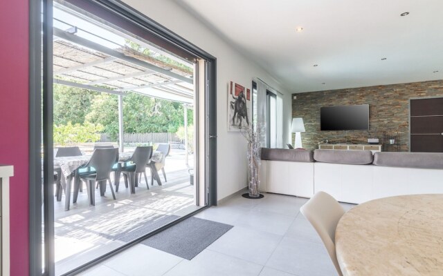 Serene Villa in Saint-Victor-la-Coste with Private Pool