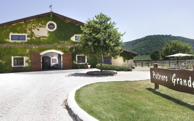 Waterfront Mansion in Rome near Lake