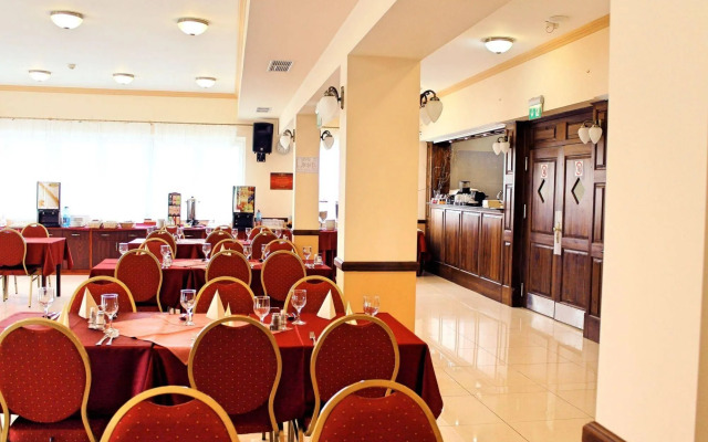 Fried Castle Hotel and Restaurant