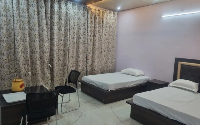 Shri Anand Hotel Berinag