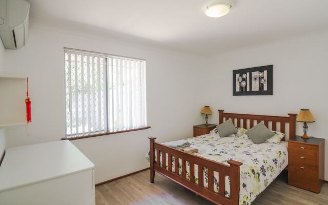 Cosy Murdoch Home