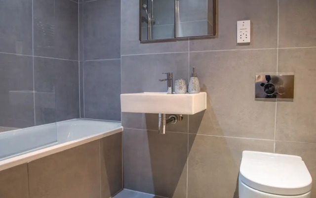 Central Tower Bridge Apartment