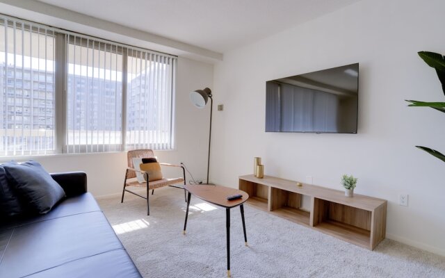 Sensational & Modern apt in Crystal City