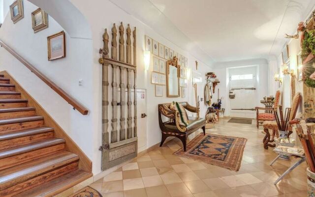 Lavish Castle in Riedenburg with Garden near Lake