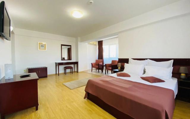 Lira Pacific Aparthotel