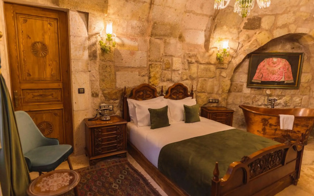 Solo Cave Suites