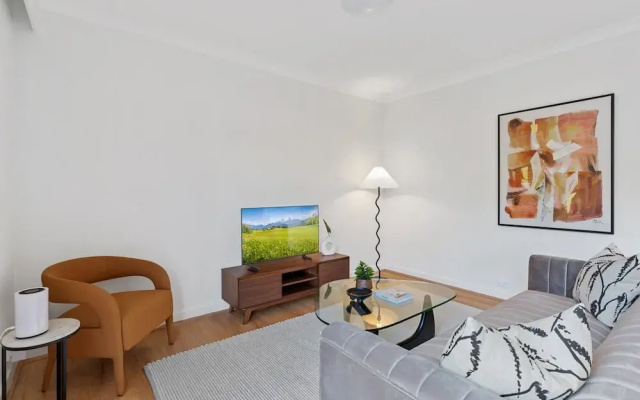 Stylish 2-bed Apartment With Pool in Camperdown
