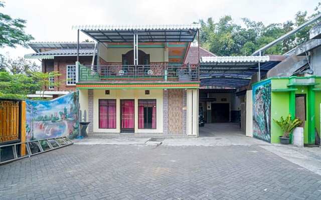 RedDoorz Syariah near Batu Night Spectacular 3