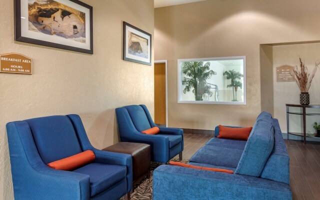 COMFORT INN &amp; SUITES