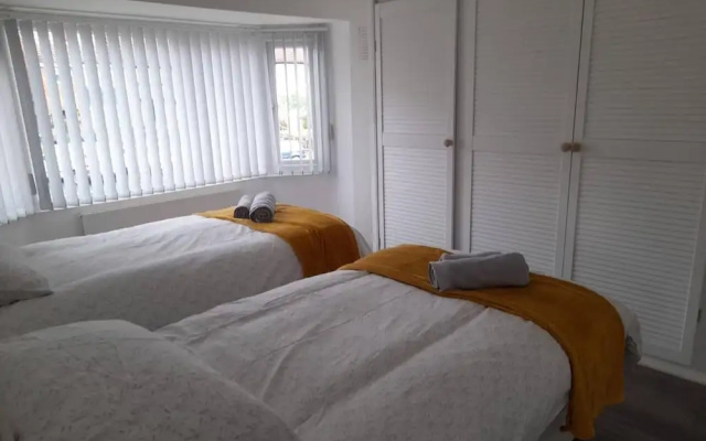 Beautiful Modern 3-bed House in Birmingham