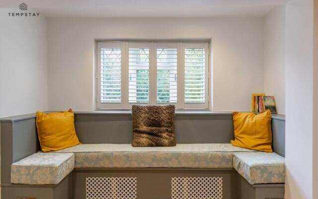 Stylish Home with Free Parking - 10 Mins To Legoland!