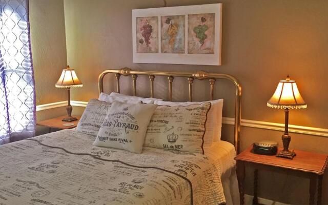 Cinnamon Bear Creekside Inn