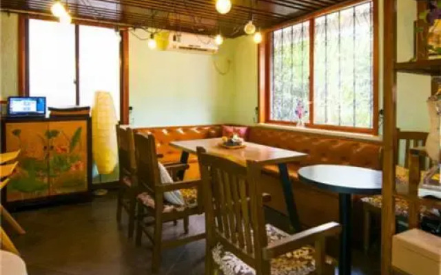 Redwood Inn