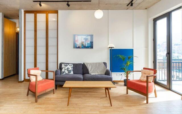 Modern 1BR apt w spacious balcony & a bathtub
