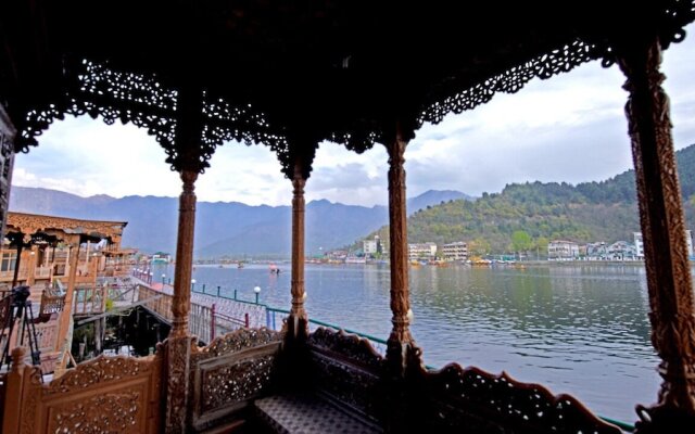 Meena Group houseboats