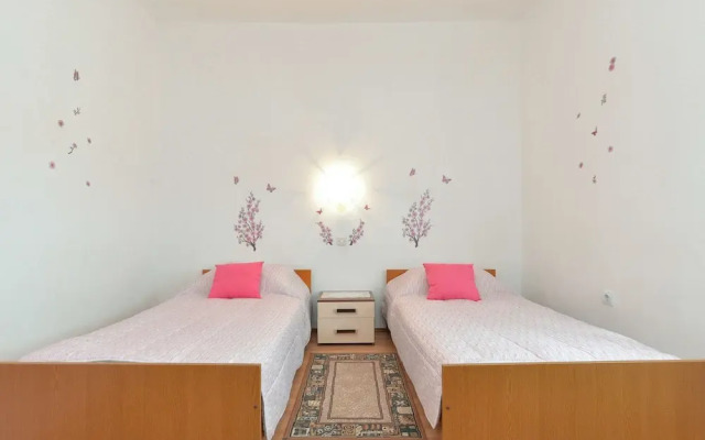 Apartment 725